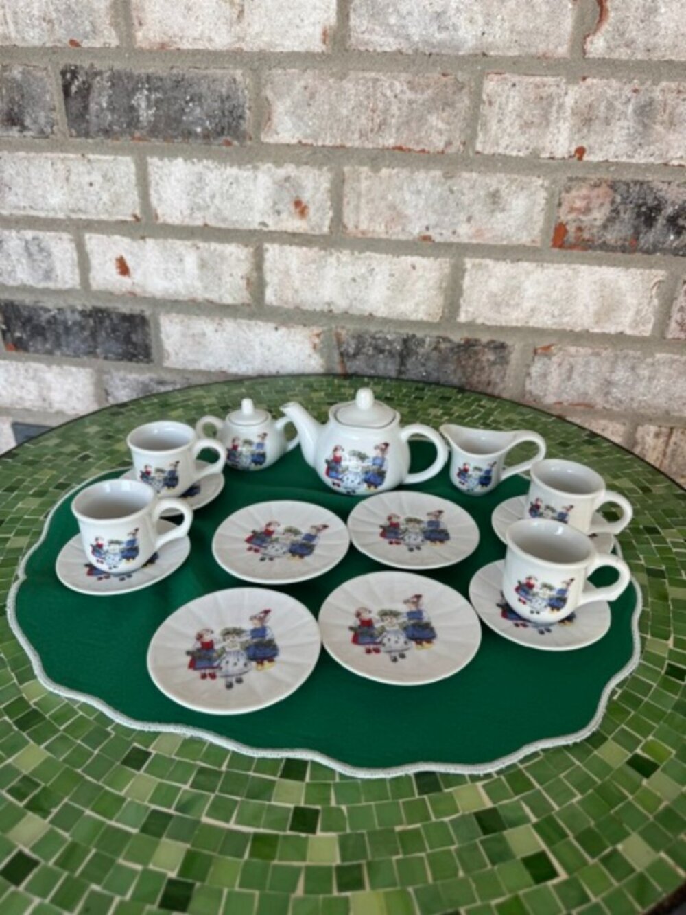PORCELAIN TEA SET WITH 3 GIRLS HOLDING GREENGARLAND